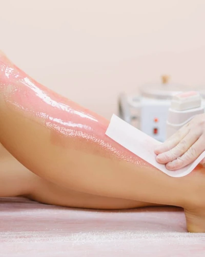 Imagen de piernas de mujer depilándose con cera en Patricia Osorio's Beauty