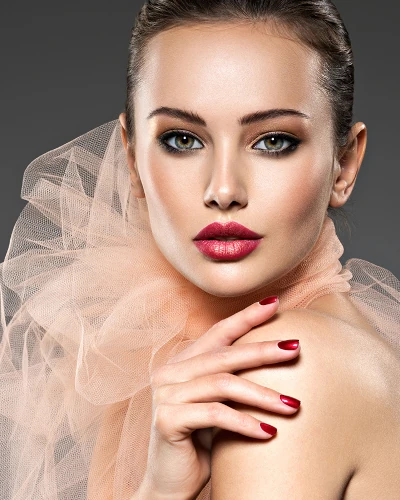 Imagen de mujer joven con tratamiento facial en Patricia Osorio