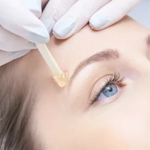 Imagen de depilación con cera de cejas en Patricia Osorio's Beauty