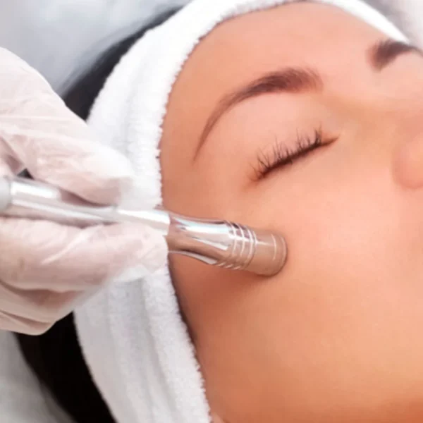 Imagen de tratamiento de higiene facial con extracción y punta de diamante en Patricia Osorio's Beauty