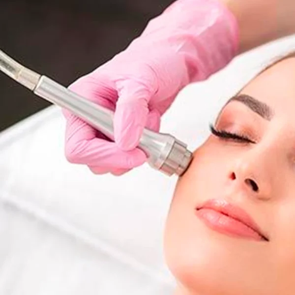 Imagen de tratamiento de higiene facial con punta de diamante en Patricia Osorio's Beauty